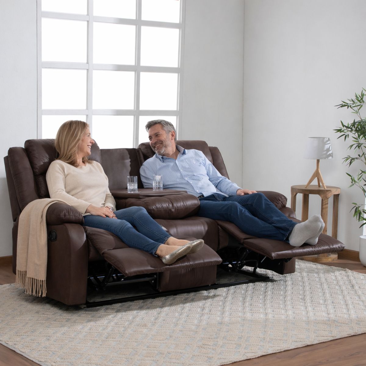 VYS SPA - SOFA RECLINABLE SANTI BROWN 3 CUERPOS CON POSAVASOS