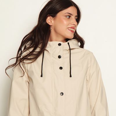 Imagen 2 del producto CHAQUETA IMPERMEABLE CON CAPUCHA Y BOLSILLOS