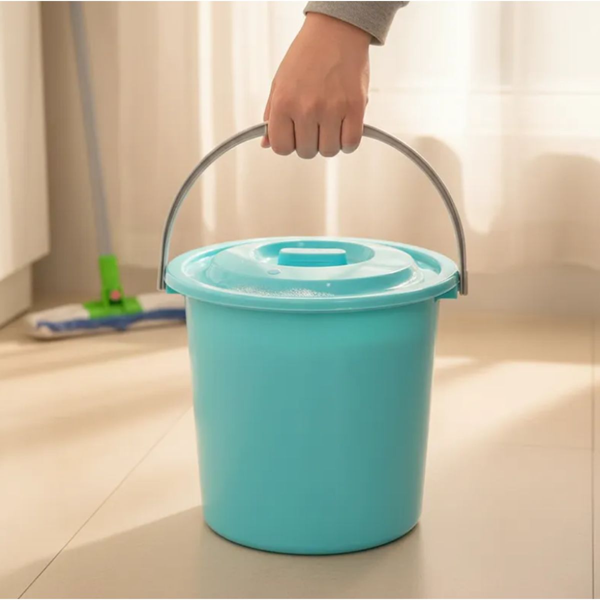 GENERICO - Balde plástico con tapa y asa 45L celeste