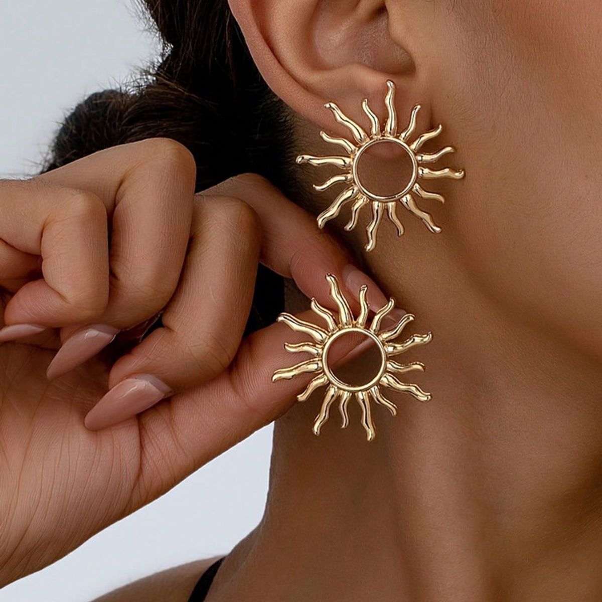 VARIOS - Aretes Solar Radiance Dorado She Shines