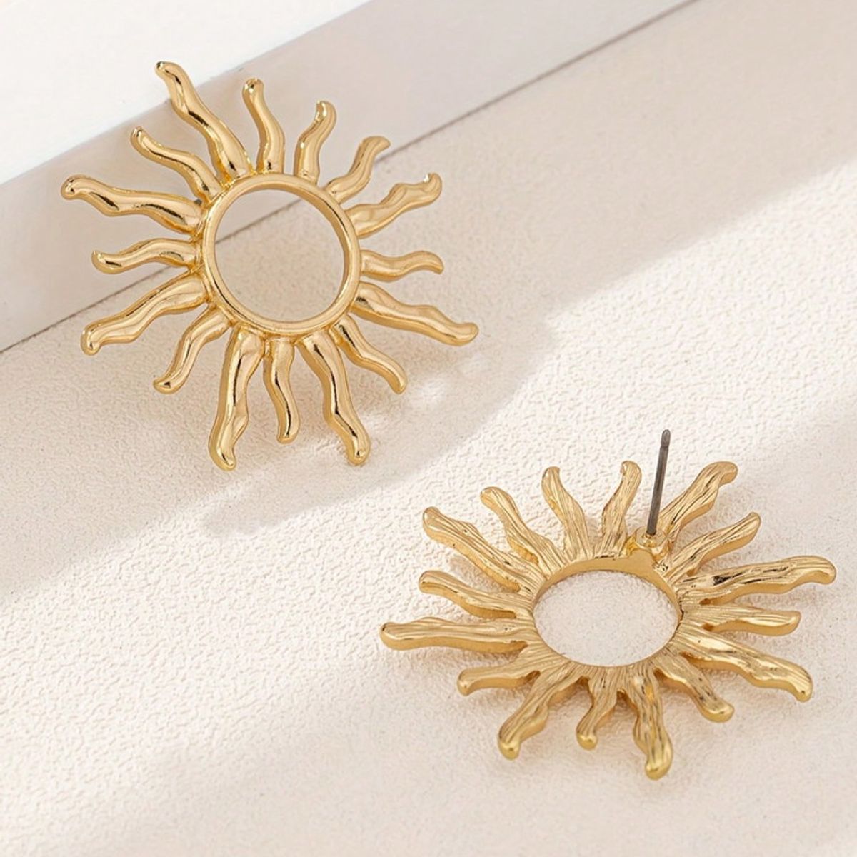 VARIOS - Aretes Solar Radiance Dorado She Shines