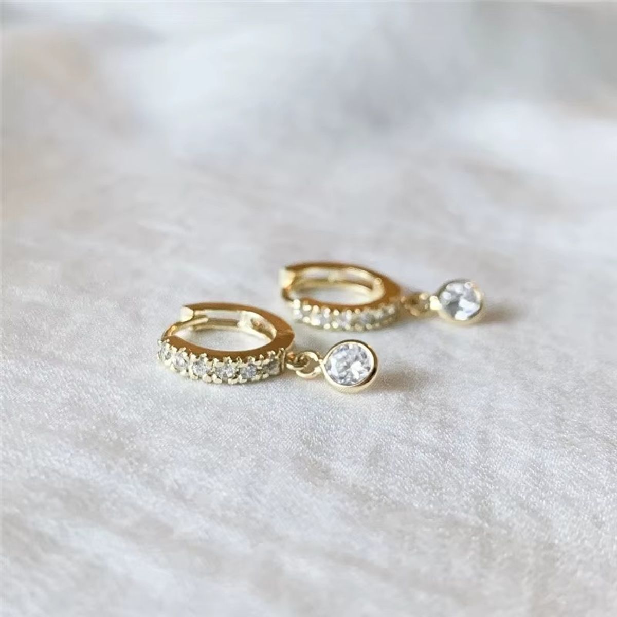 LUXURYJOYAS - Aros Colgantes Cristal Punto De Luz Oro 18k Bañado