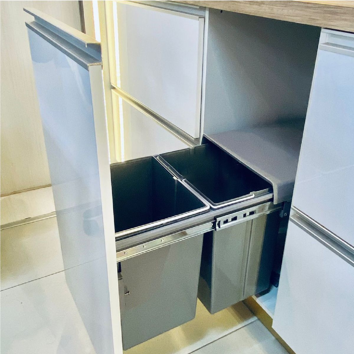 GENERICO - Basurero Extraible 2x20 Litros Cierre Suave Gris 40 litros en total