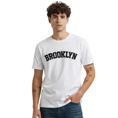 TRIPLE PLAY - Polera Premium 100% Algodón Estampada Brooklyn