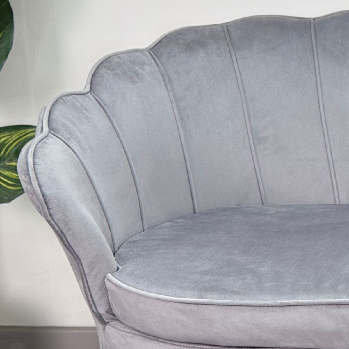 HABITA2 CHILE - SOFA SHELL DE TERCIOPELO 3 CUERPOS BASE DORADA