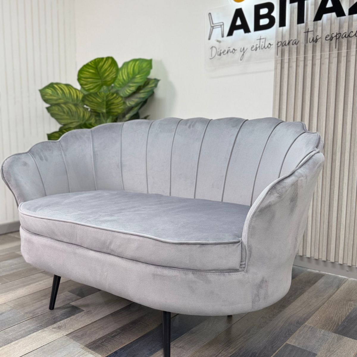 HABITA2 CHILE - SOFA 3 CUERPOS BASE NEGRA SHELL DE TERCIOPELO