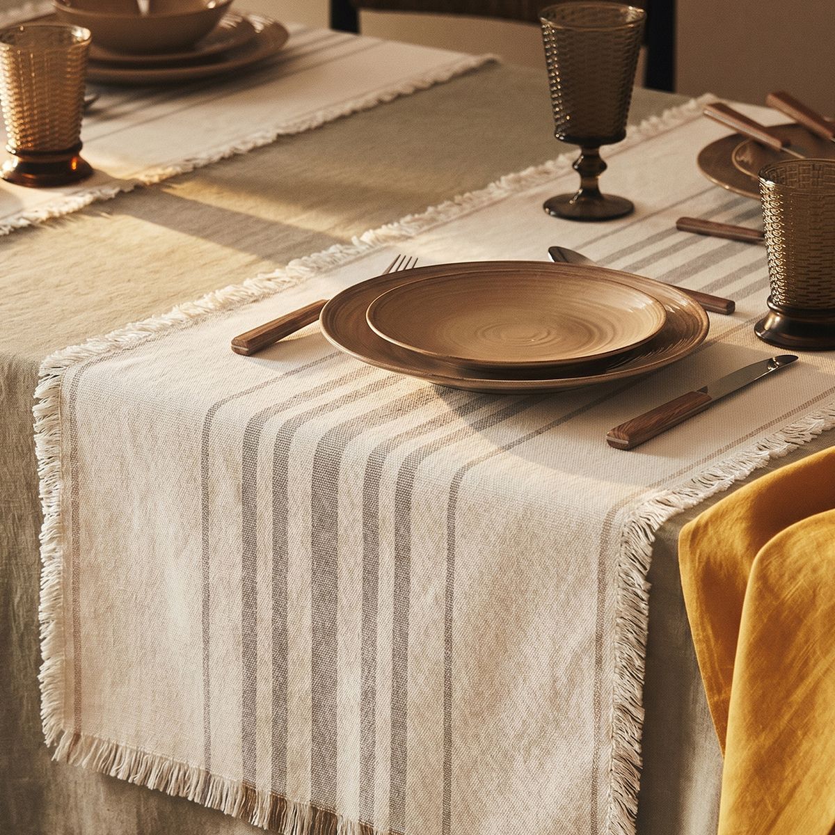 TEXTURA INTERIORS - Camino de Mesa Luara Piedra Textura Interiors