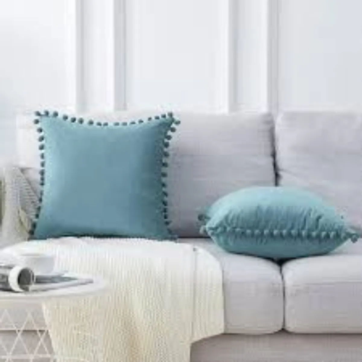 TODOHOGAR SANTIAGO DE CHILE - Set de 2 cojines de terciopelo con pompom - VERDE AGUA