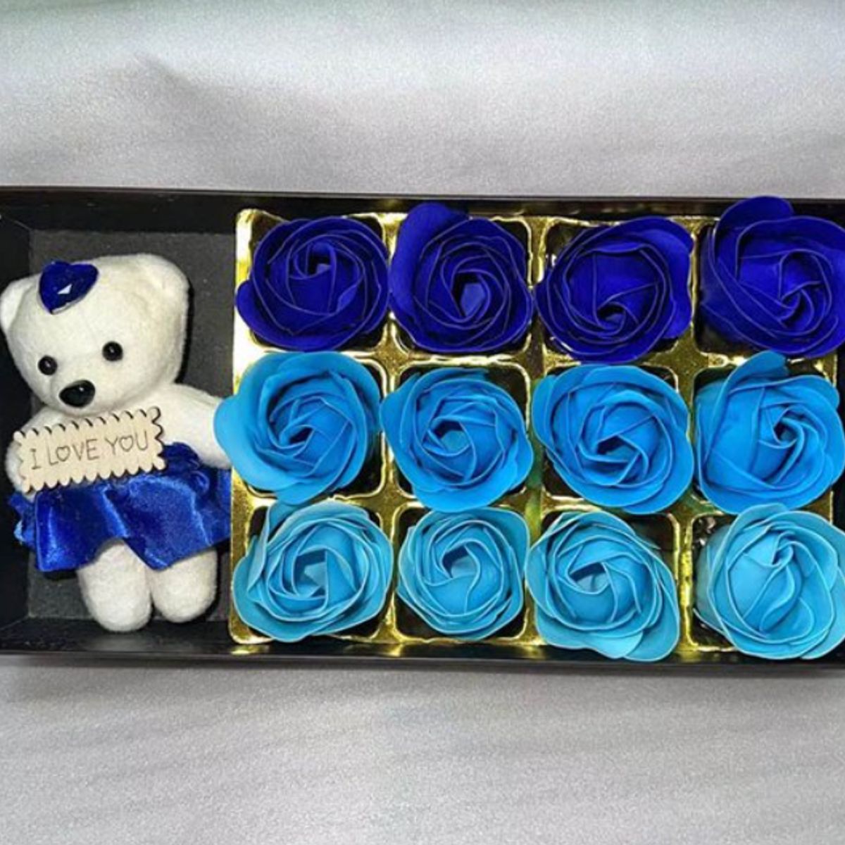 GENERICO - Caja de Regalo "Sweet Love" con 12 Rosas de Jabón y Oso de Peluche