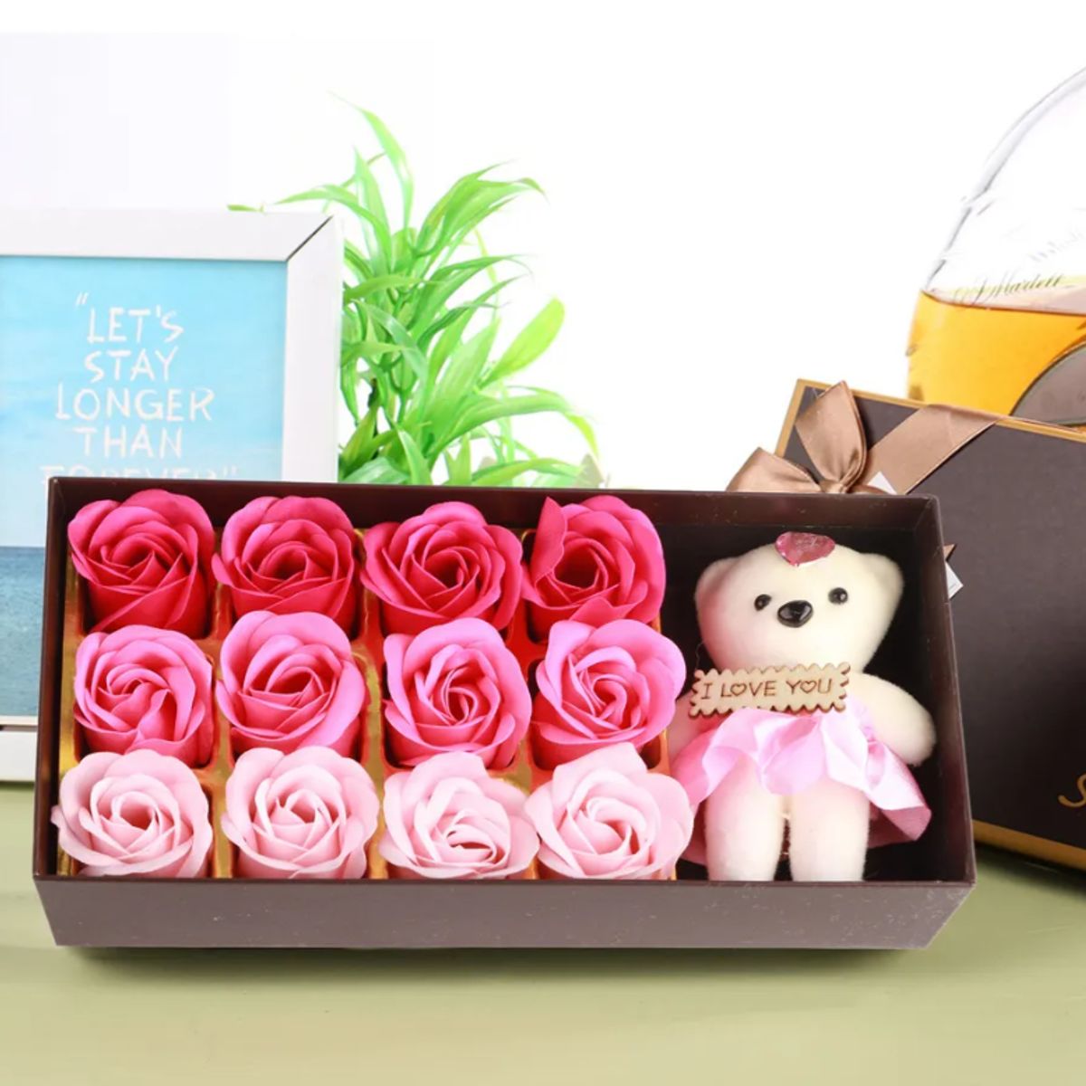 GENERICO - Caja de Regalo "Sweet Love" con 12 Rosas de Jabón y Oso de Peluche