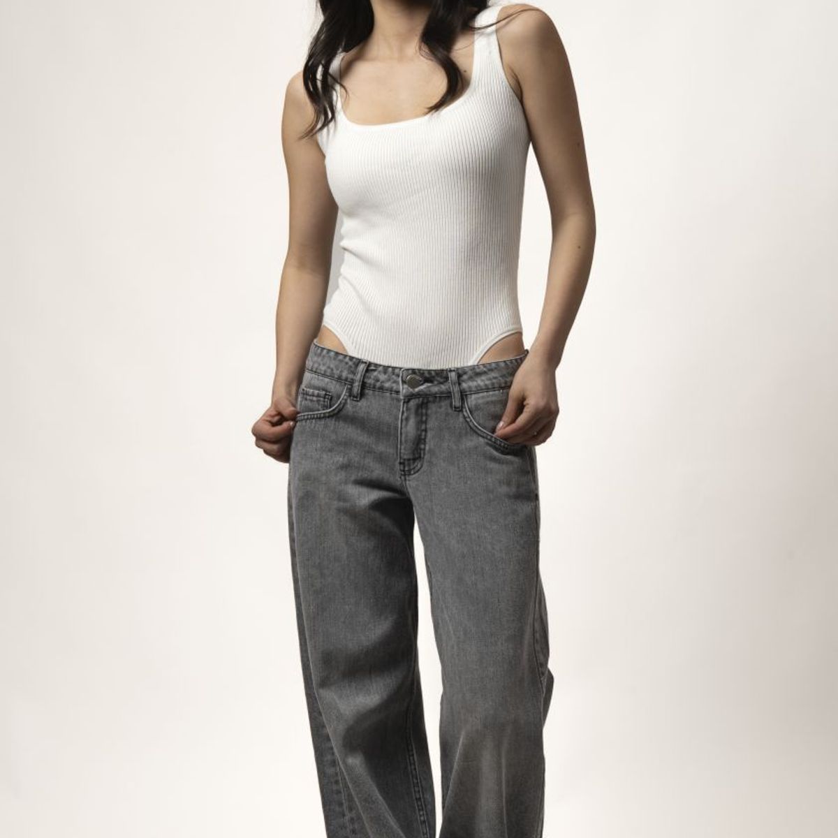 MOMCHIC - JEANS TIRO BAJO GRIS NOLITA