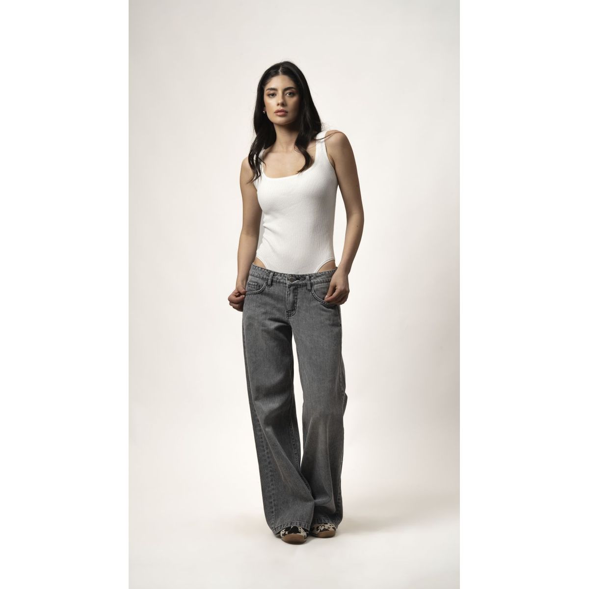 MOMCHIC - JEANS TIRO BAJO GRIS NOLITA