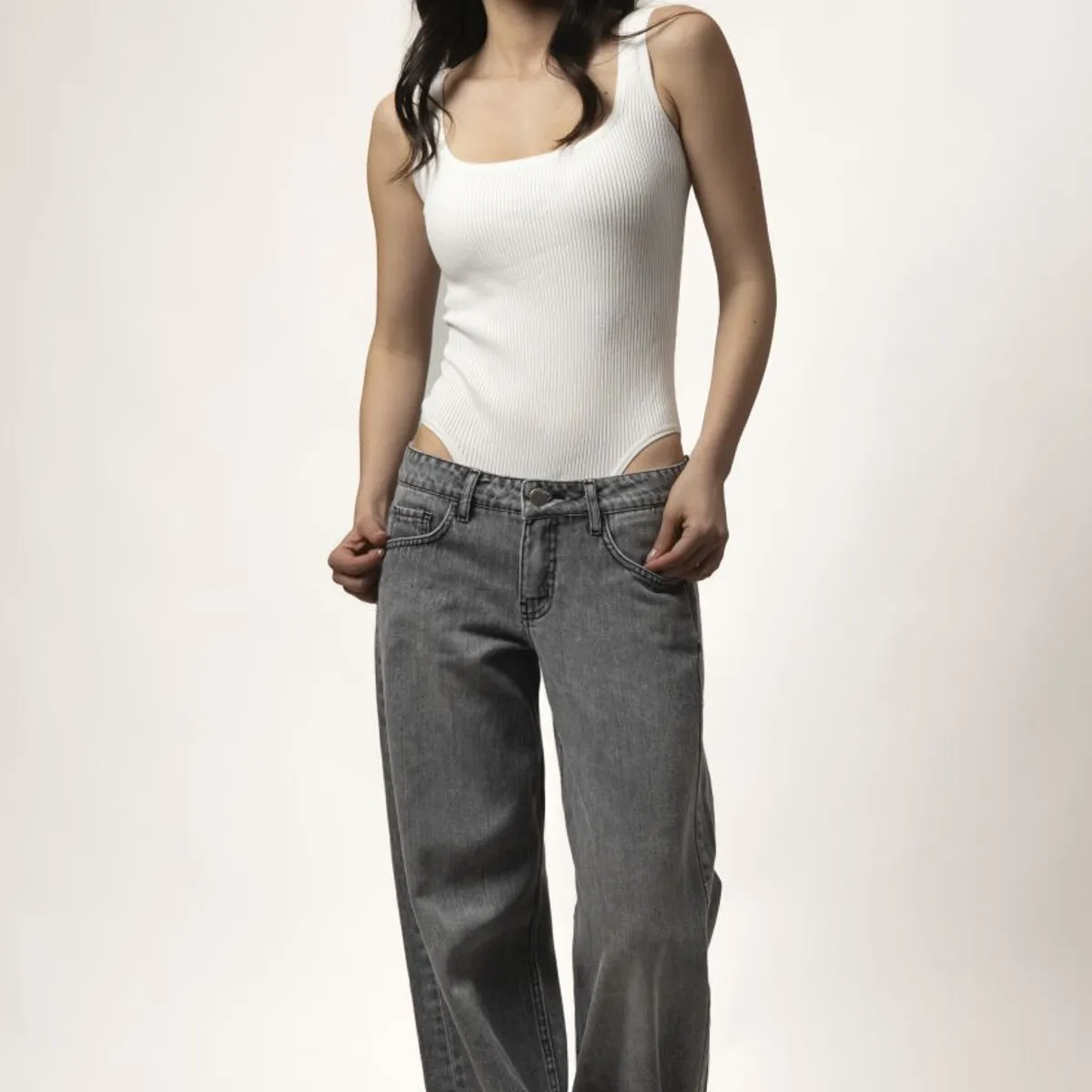 MOMCHIC - JEANS TIRO BAJO GRIS NOLITA