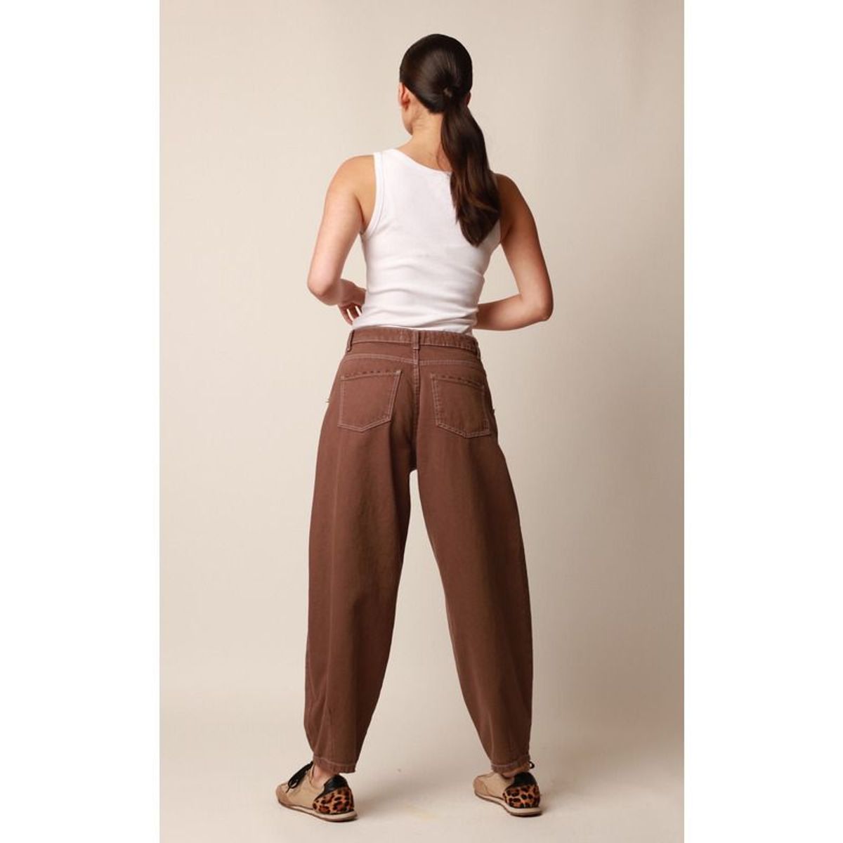 MOMCHIC - Jeans Globo Bia Café