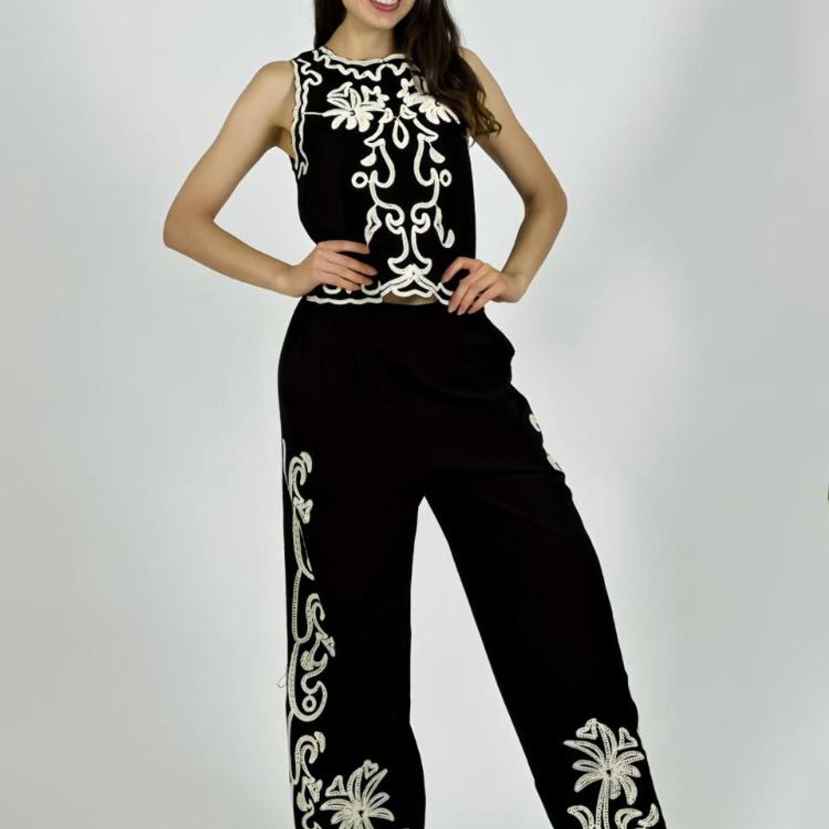 ENIGMATICA BOUTIQUE - Conjunto de Lino Bordado