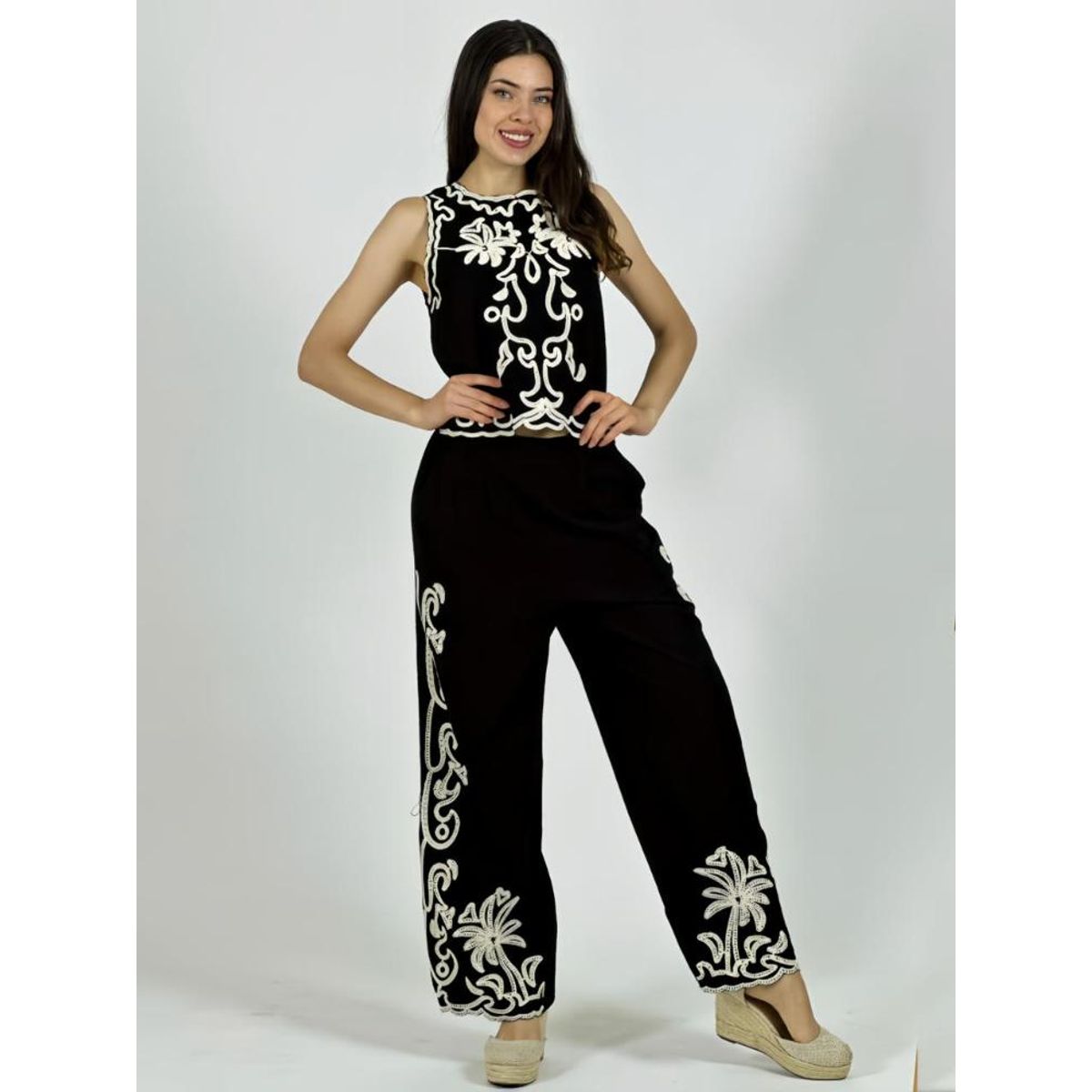 ENIGMATICA BOUTIQUE - Conjunto de Lino Bordado