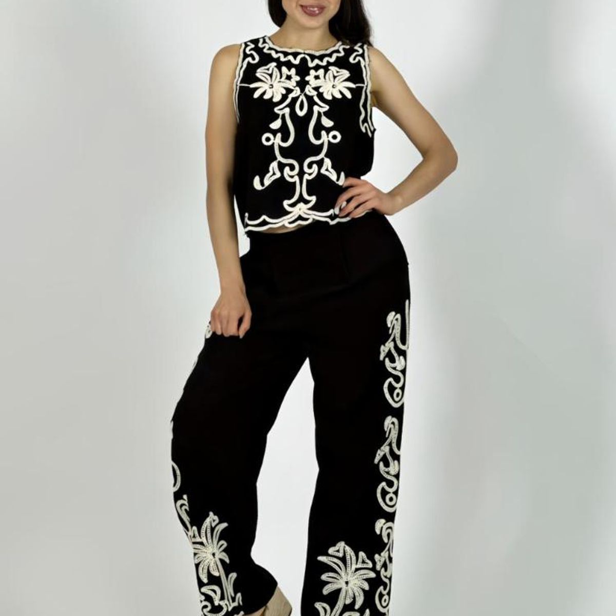 ENIGMATICA BOUTIQUE - Conjunto de Lino Bordado