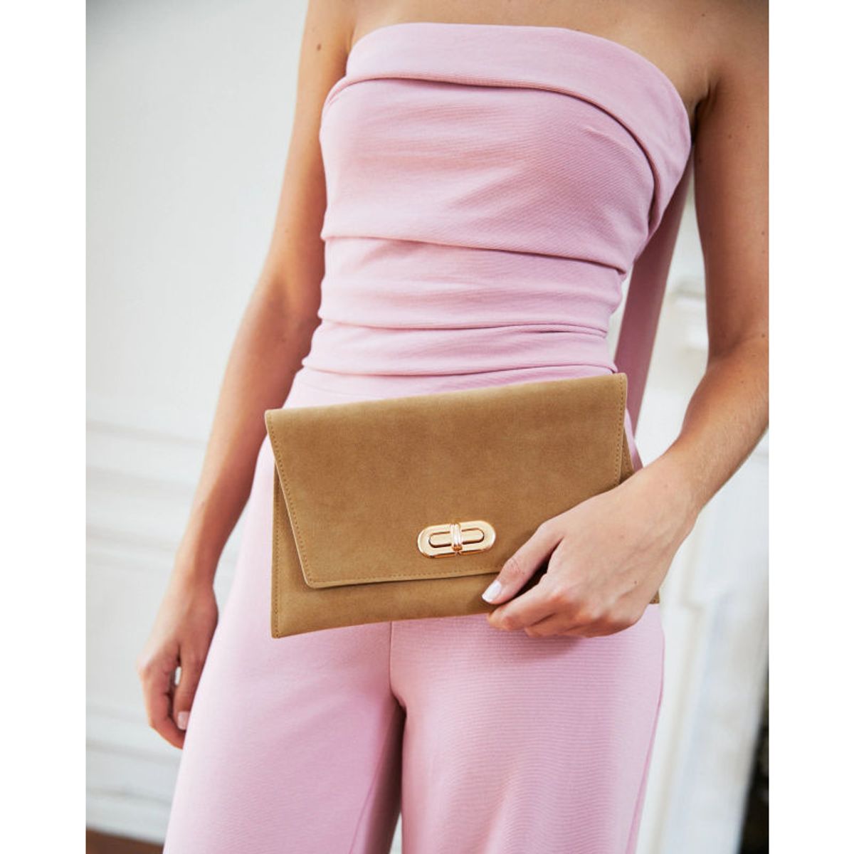MI PLACARD - Cartera Clutch Amalia Gamuza Camel
