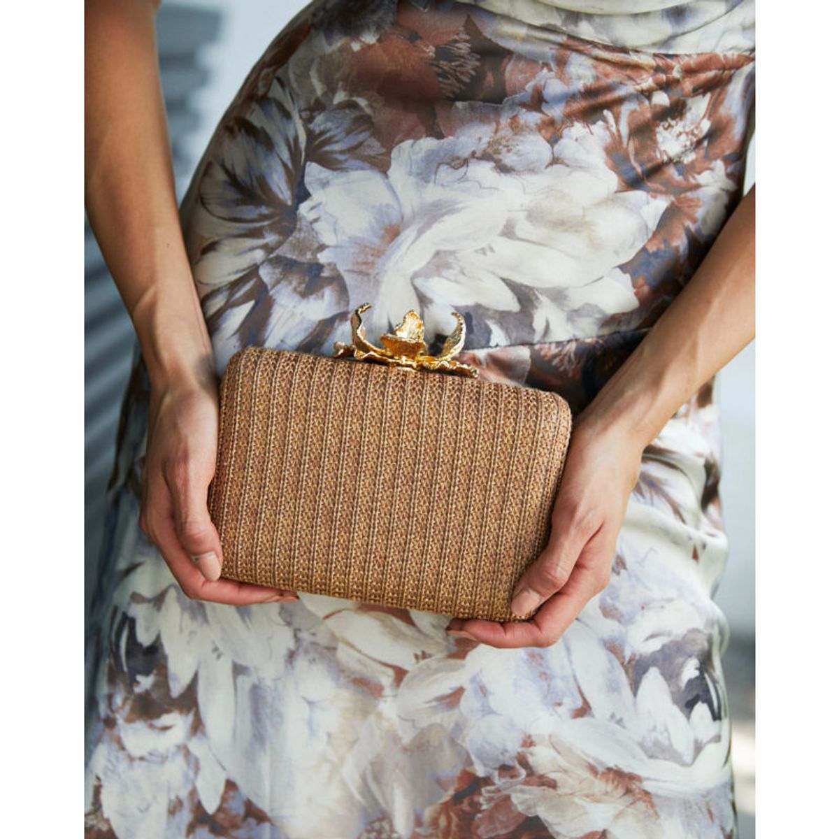 MI PLACARD - Cartera Clutch Amara Flor Chocolate