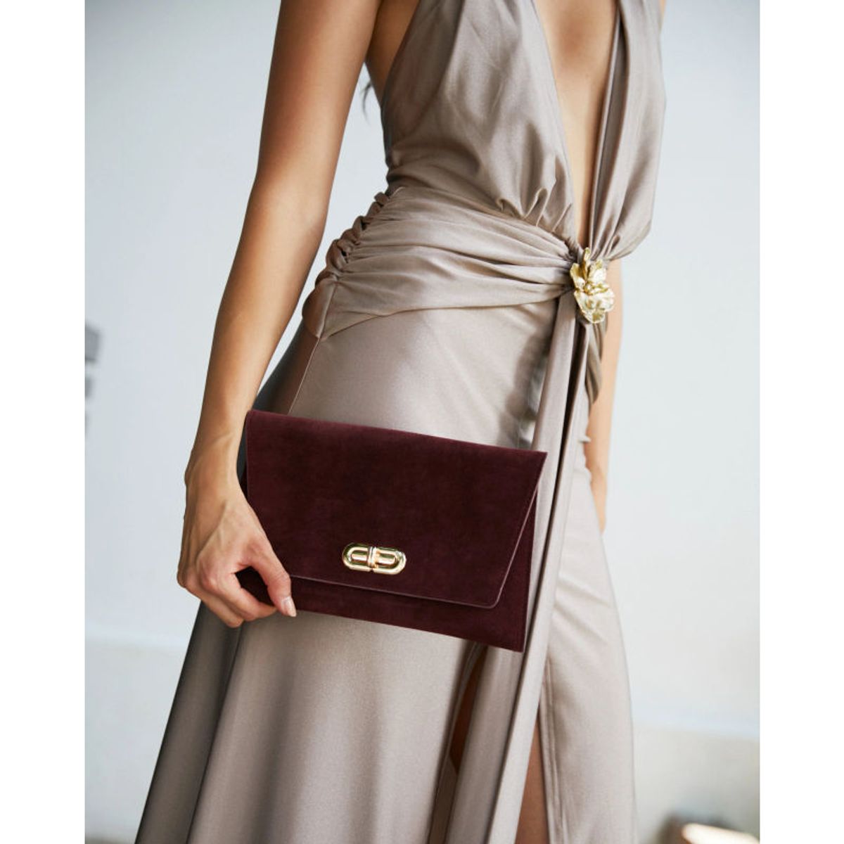 MI PLACARD - Cartera Clutch Amalia Gamuza Burdeo