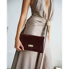 MI PLACARD - Cartera Clutch Amalia Gamuza Burdeo