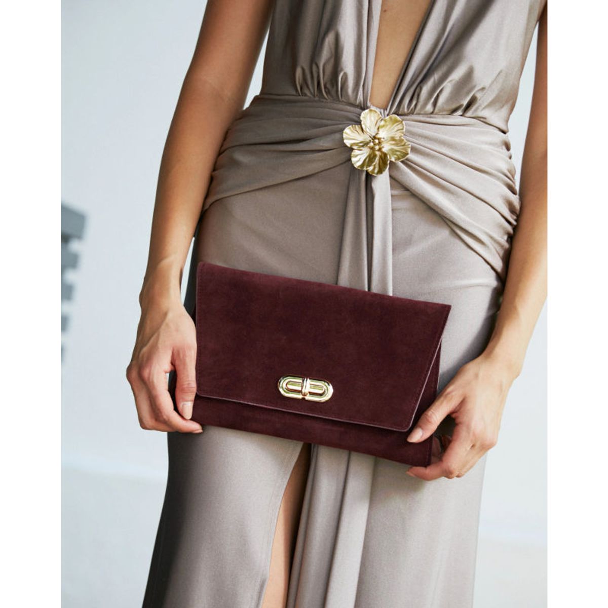 MI PLACARD - Cartera Clutch Amalia Gamuza Burdeo