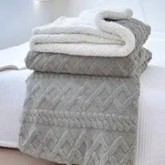 DIANA - FRAZADA TEXTURIZADA CON CHIPORRO TAMAÑO KING 200CM X 230CM COLOR LISO DISEÑO TRENZADO