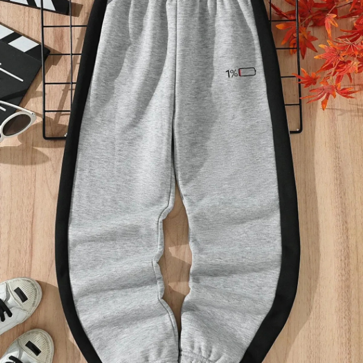 KIRAMA CLOTHING STORE - Pantalón Jogger Infantil con Estampado “1% Batería”  Gris Claro