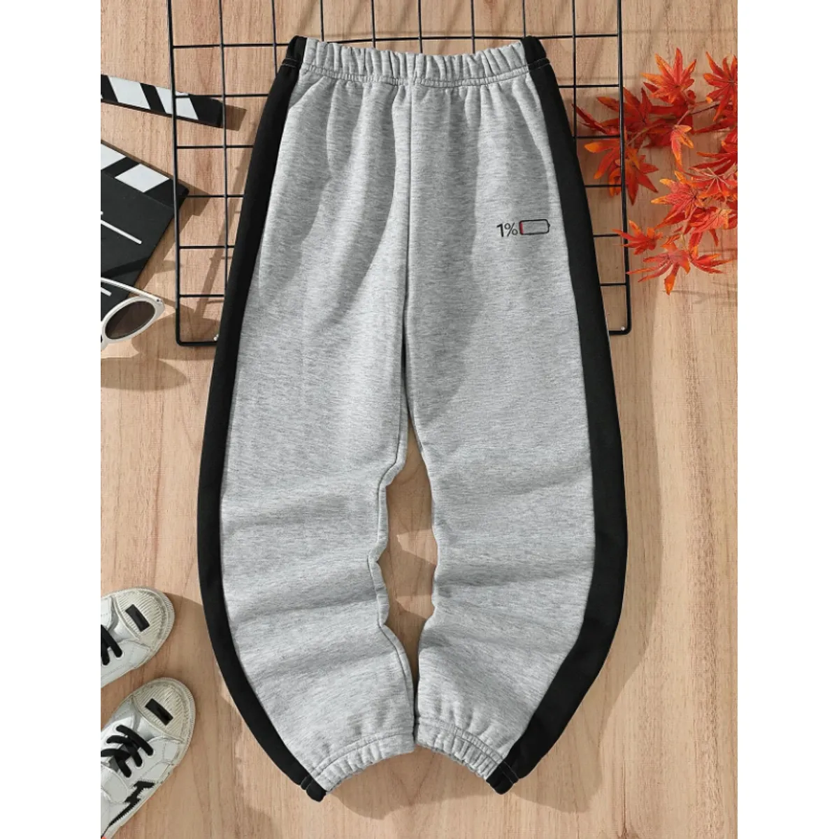 KIRAMA CLOTHING STORE - Pantalón Jogger Infantil con Estampado “1% Batería”  Gris Claro