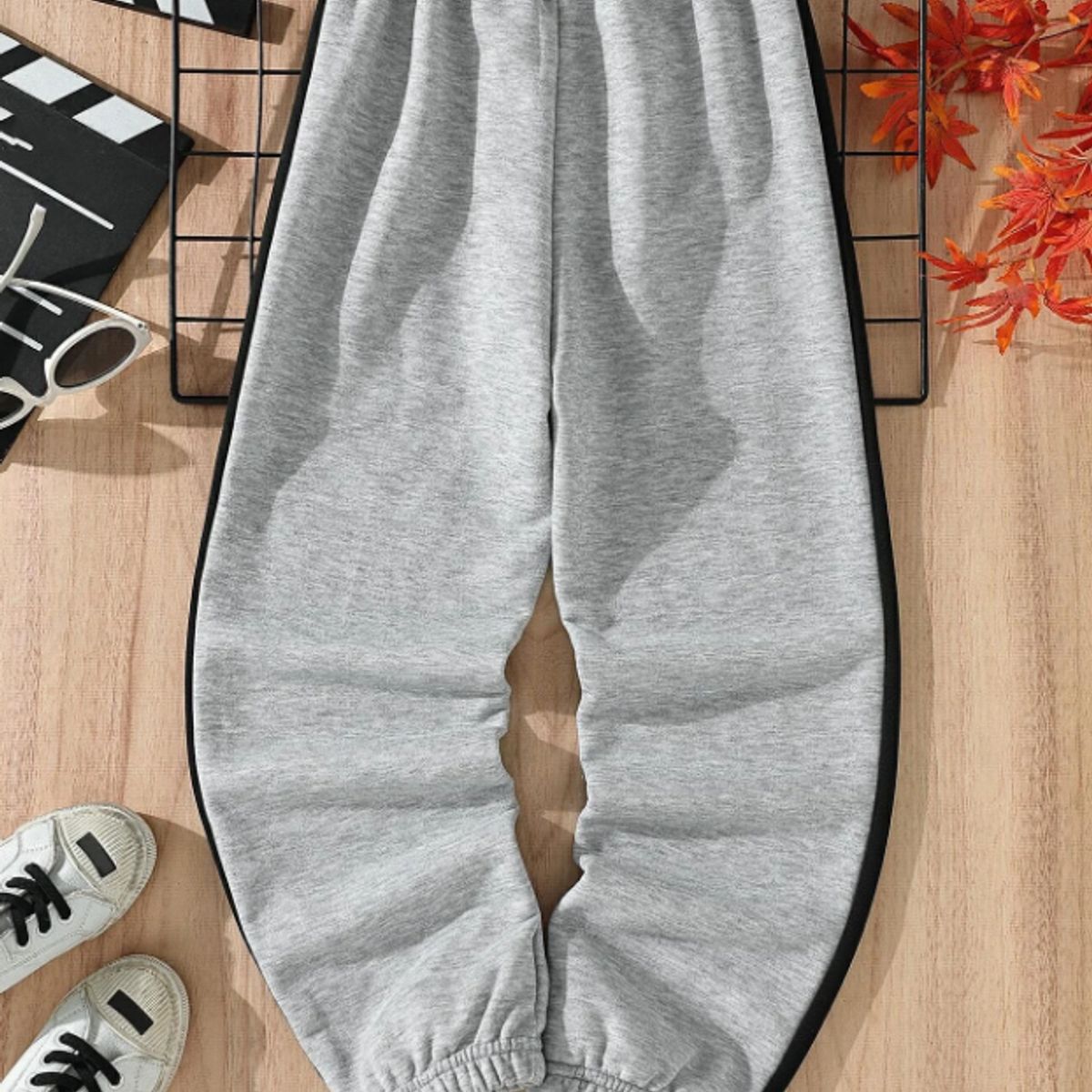 KIRAMA CLOTHING STORE - Pantalón Jogger Infantil con Estampado “1% Batería”  Gris Claro
