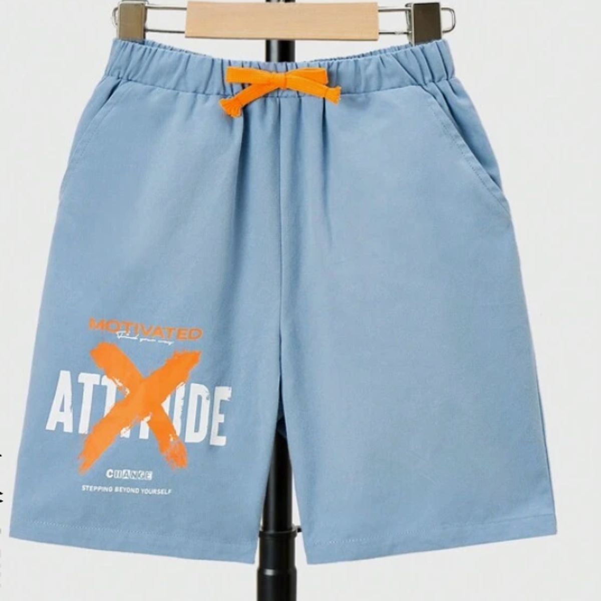 KIRAMA CLOTHING STORE - Shorts Infantiles con Estampado “ATTITUDE”  Celeste
