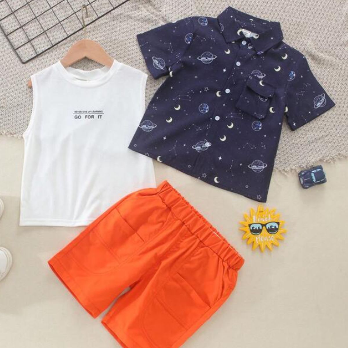 KIRAMA CLOTHING STORE - Conjunto Infantil 3 Piezas Niño Camisa Espacial, Polera y Short Naranja