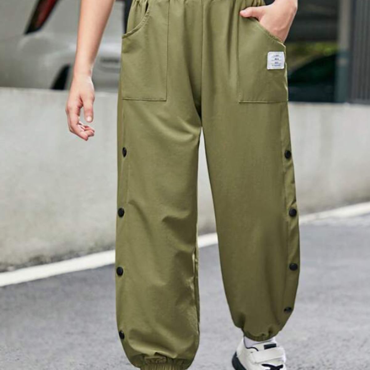 KIRAMA CLOTHING STORE - Pantalón Jogger Juvenil Verde Militar con Botones