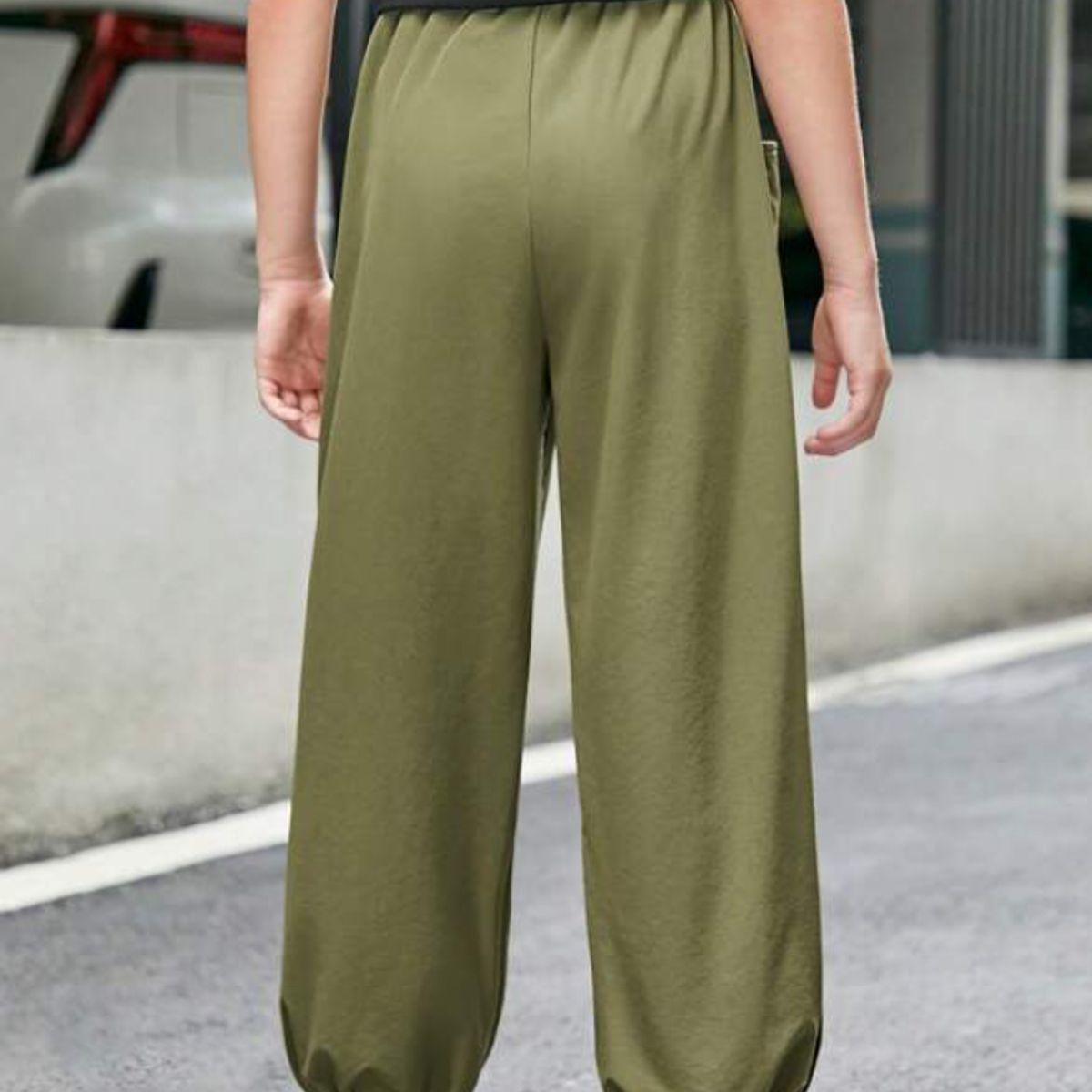 KIRAMA CLOTHING STORE - Pantalón Jogger Juvenil Verde Militar con Botones