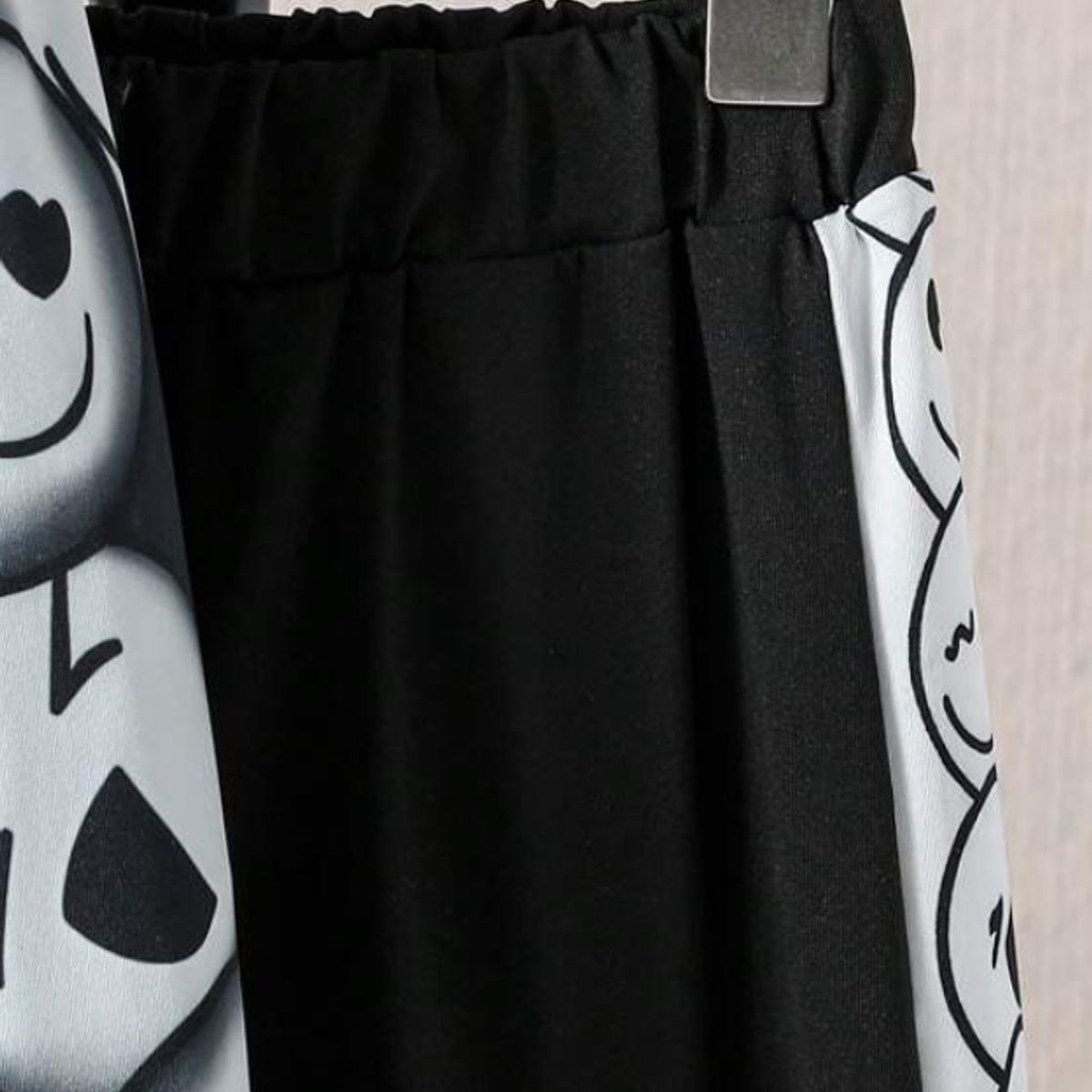 KIRAMA CLOTHING STORE - Conjunto niño sudadera y pantalón estampado dibujos blanco y negro