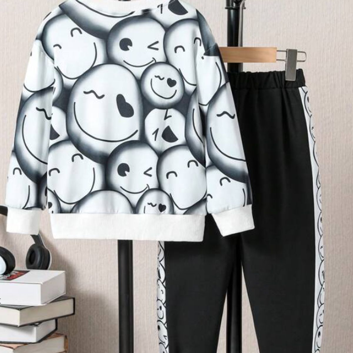 KIRAMA CLOTHING STORE - Conjunto niño sudadera y pantalón estampado dibujos blanco y negro