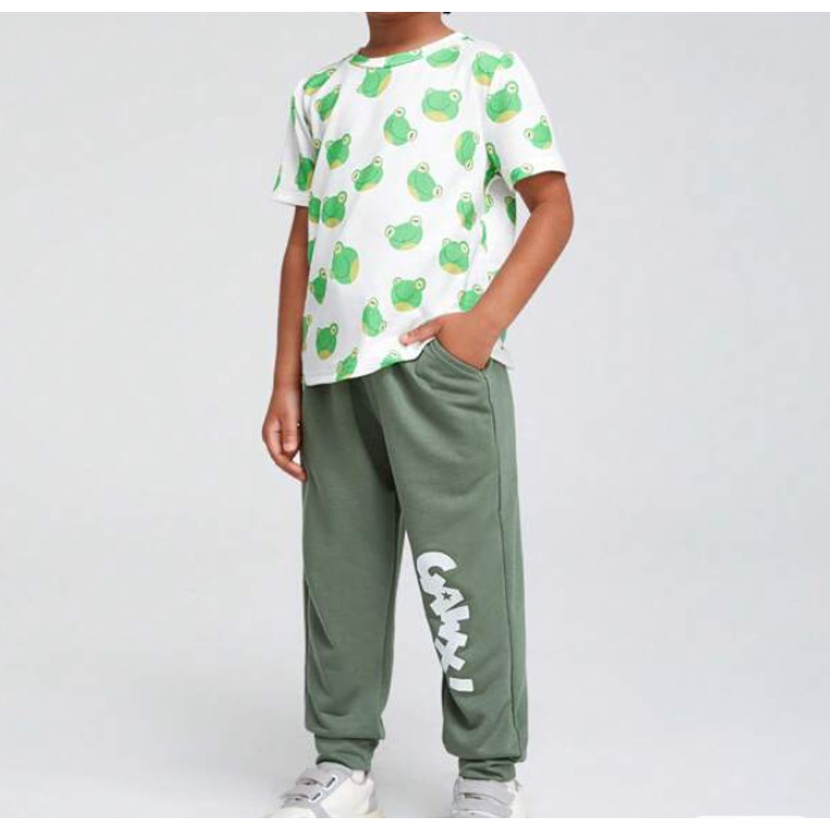 KIRAMA CLOTHING STORE - Conjunto niño polera manga corta y pantalón verde estampado ranas