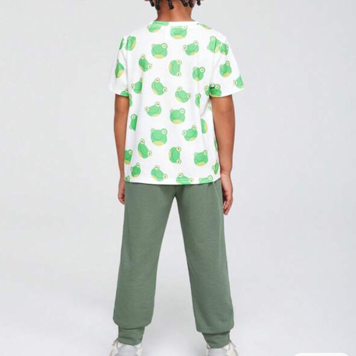 KIRAMA CLOTHING STORE - Conjunto niño polera manga corta y pantalón verde estampado ranas