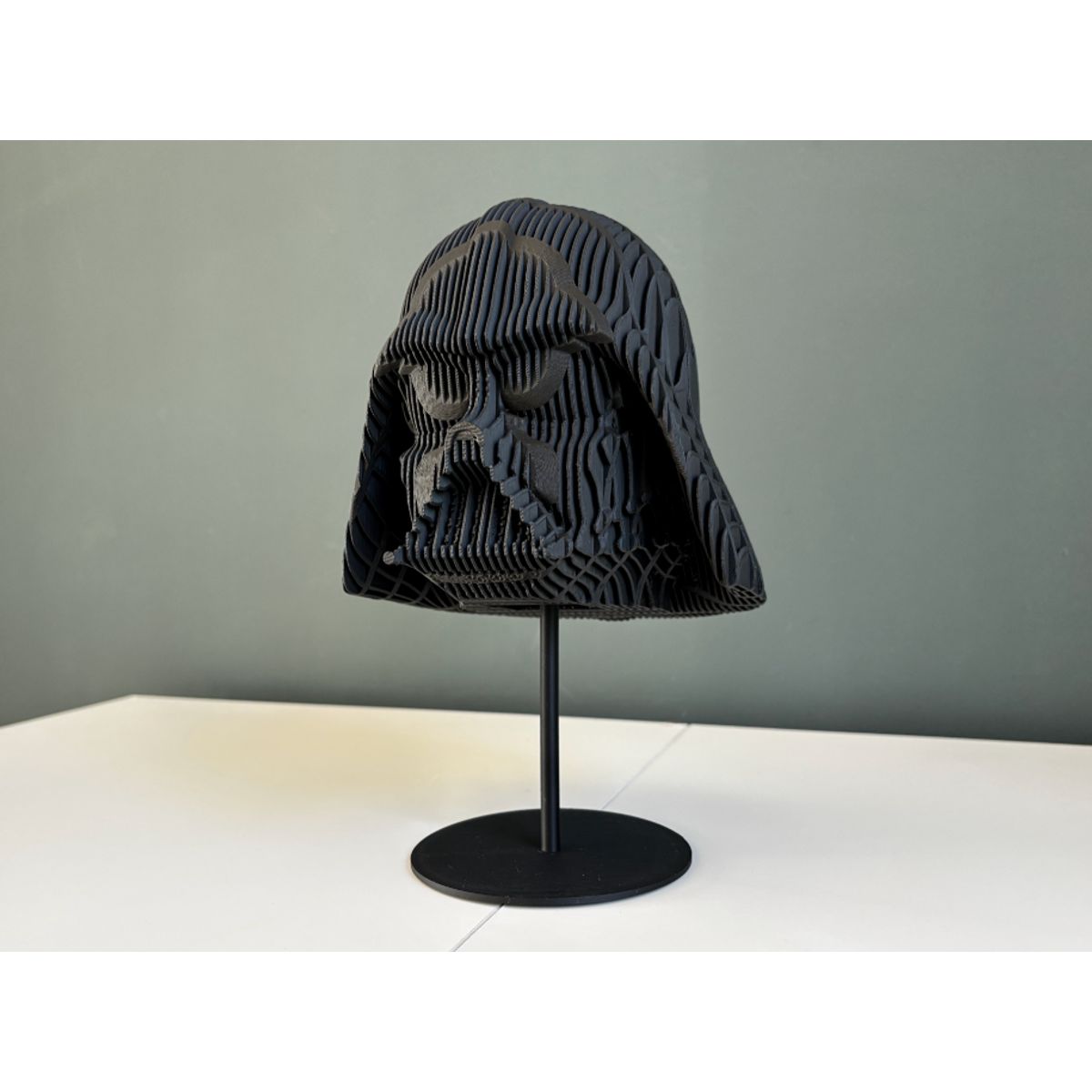 GENERICO - Casco Escultórico de Villano Oscuro