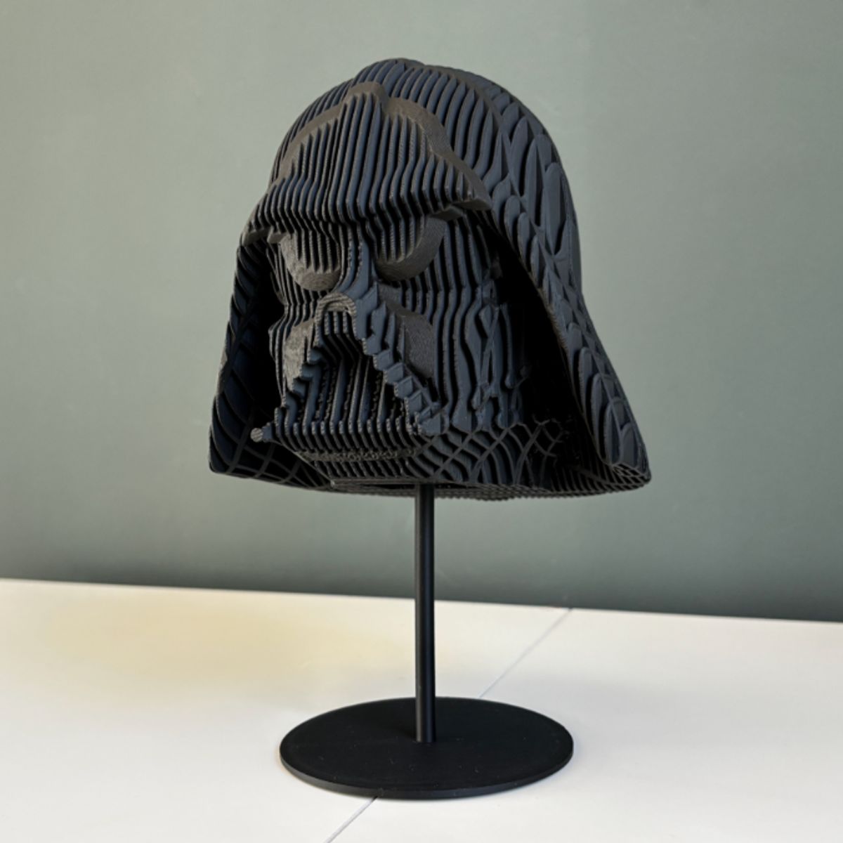 GENERICO - Casco Escultórico de Villano Oscuro