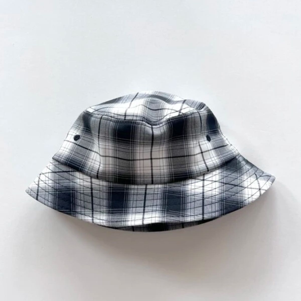 KIRAMA CLOTHING STORE - Sombrero Infantil Tipo Bucket a Cuadros  Blanco y Negro