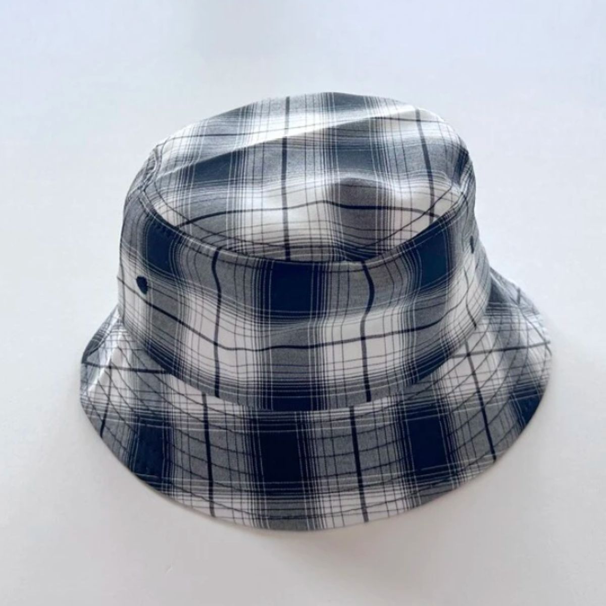 KIRAMA CLOTHING STORE - Sombrero Infantil Tipo Bucket a Cuadros  Blanco y Negro