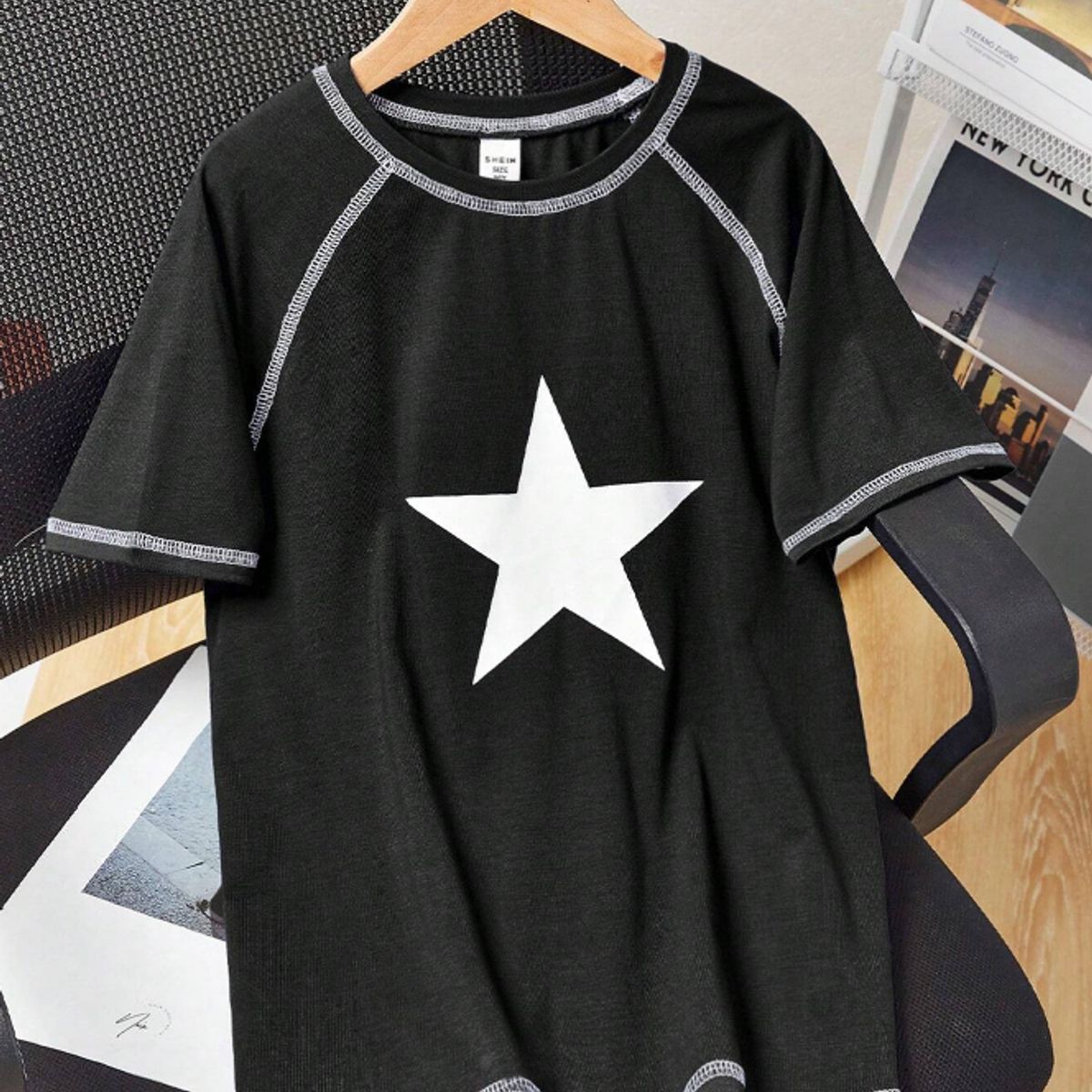 KIRAMA CLOTHING STORE - Camiseta Infantil con Estrella Blanca y Costuras Contrastadas  Negra