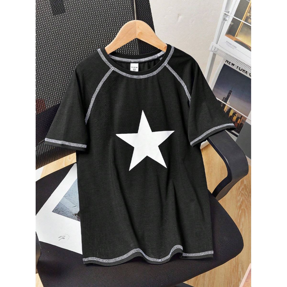 KIRAMA CLOTHING STORE - Camiseta Infantil con Estrella Blanca y Costuras Contrastadas  Negra