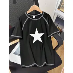 KIRAMA CLOTHING STORE - Camiseta Infantil con Estrella Blanca y Costuras Contrastadas Negra