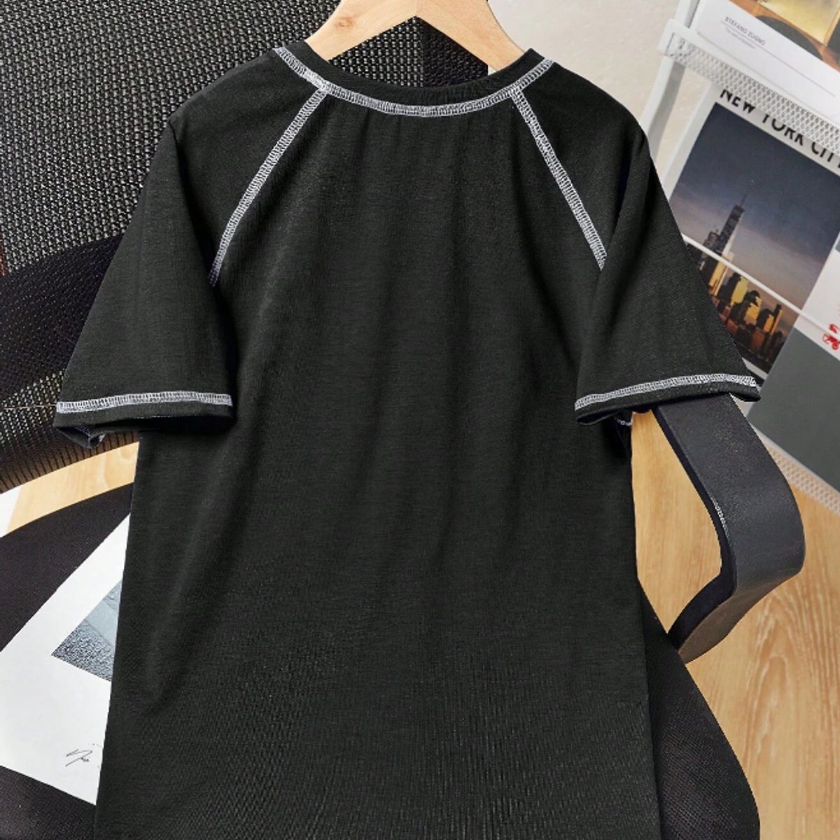 KIRAMA CLOTHING STORE - Camiseta Infantil con Estrella Blanca y Costuras Contrastadas  Negra