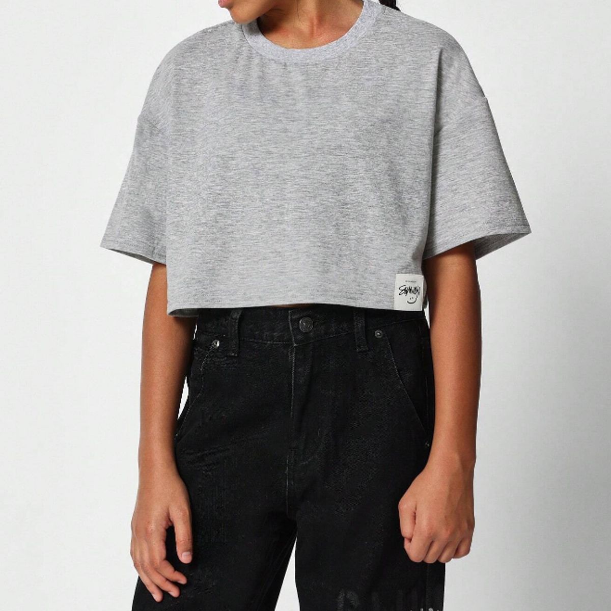 KIRAMA CLOTHING STORE - Camiseta Infantil Corta con Parche “SAMMY”  Gris