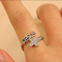 Anillo Ajustable de Acero con Cruz e Inscripción “Jesús”