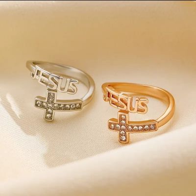 Imagen 2 del producto Anillo Ajustable de Acero con Cruz e Inscripción “Jesús”