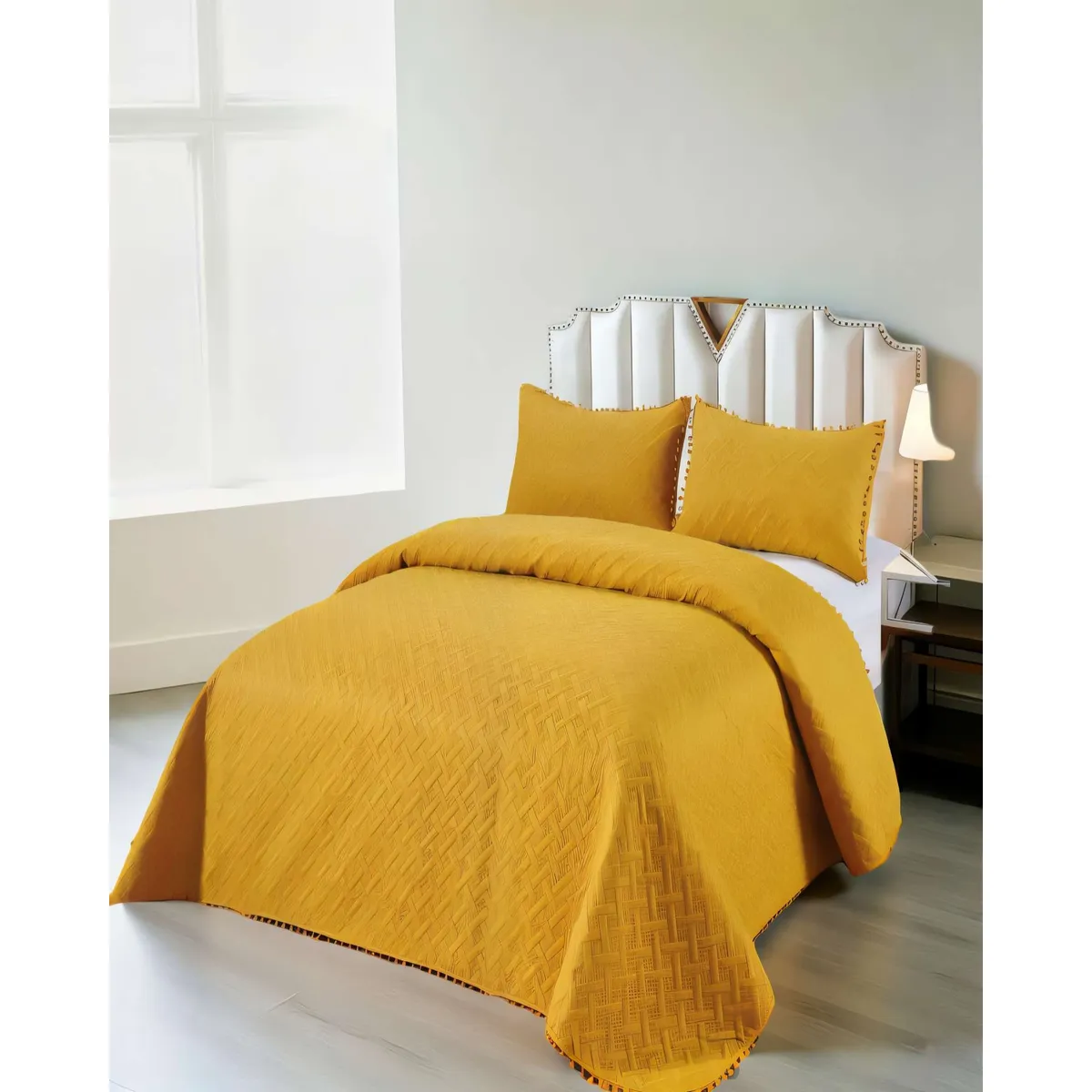 GENERICO - CUBRECAMA UNICOLOR CON POMPON KING COLOR AMARILLO